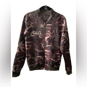 Riflessi Lightweight Camo Jacket with Front & Arm Pockets. Hanzi Logos 2-way Zip